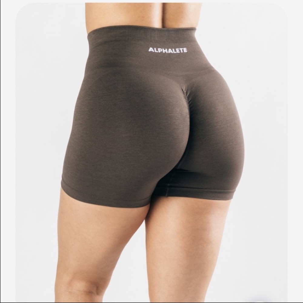ISO alphalete amplify shorts in mocha french blue